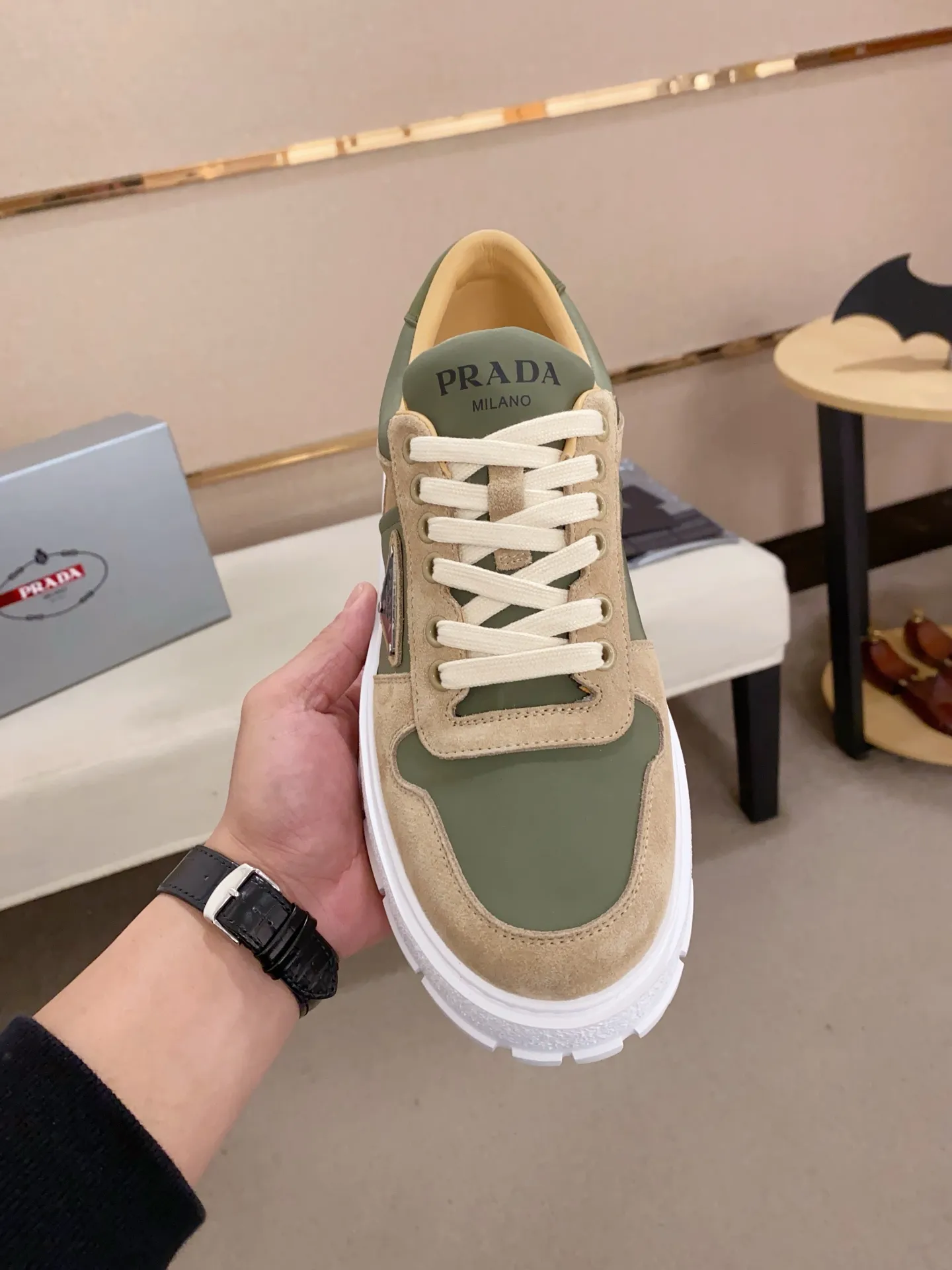Men's shoes💰 620💰 ✔️✔️✔️Higher version High-quality new PRADA counters are launched simultaneously. The new men's shoes and 😘fabrics are selected from first-layer cowhide and are made by pure handicrafts. Lining: Full cowhide lining. 👍🏿 High-end ☄️ air-cushion molded anti-slip rubber outsole, exquisite lines, simple and elegant, comfortable and high-end for leisure travel. Code number: 38 to 44
